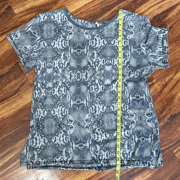 Free People Snake Skin Short Sleeve Top size large - Picture 6 of 8